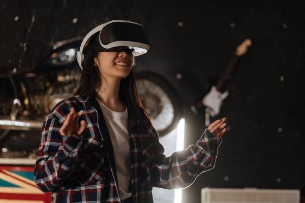 Exploring Social VR and Virtual Communities with 4thPointer